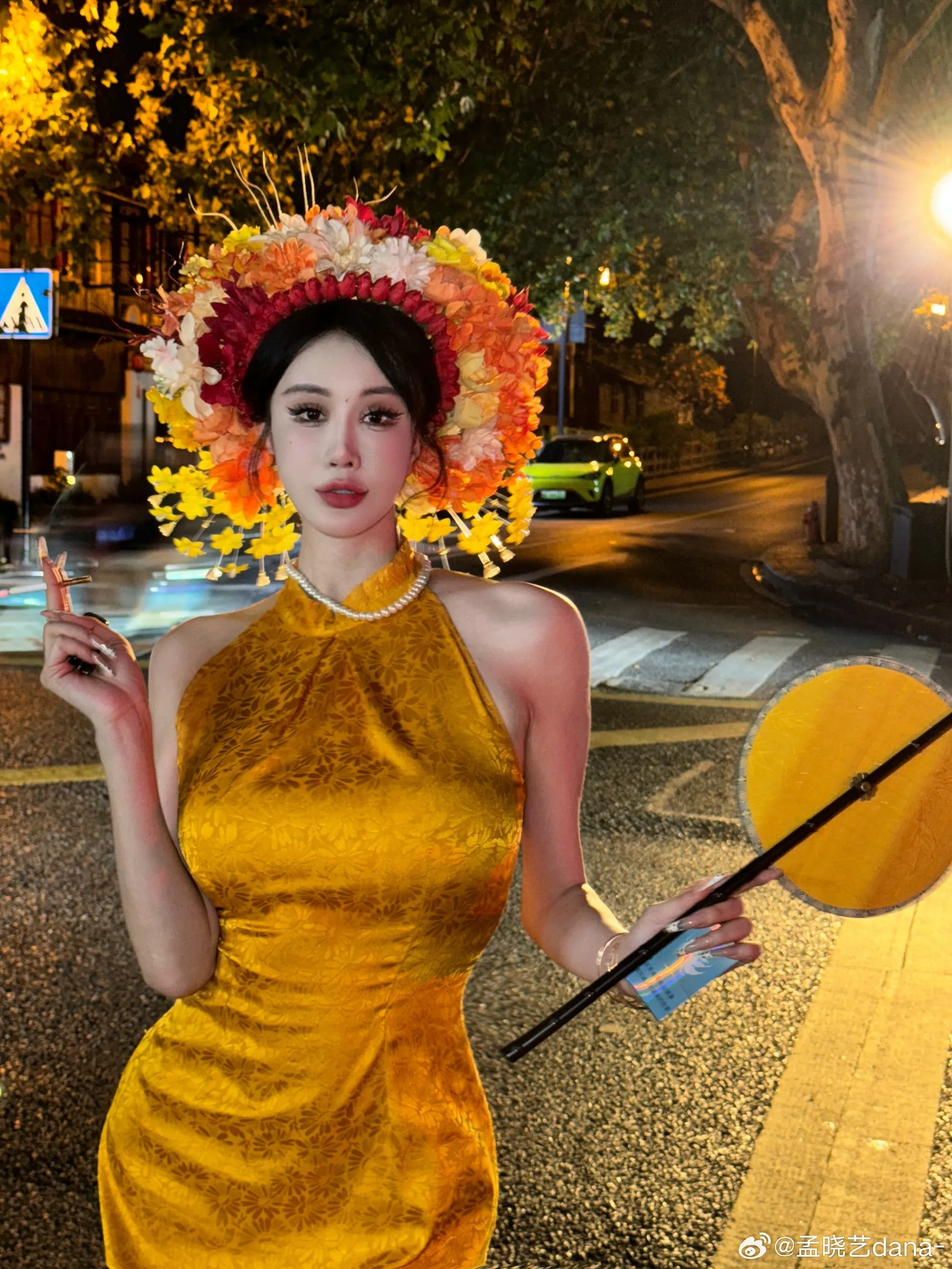 cosplay摄影系列归档 黄色服装搭配花饰头饰的夜景造型照片