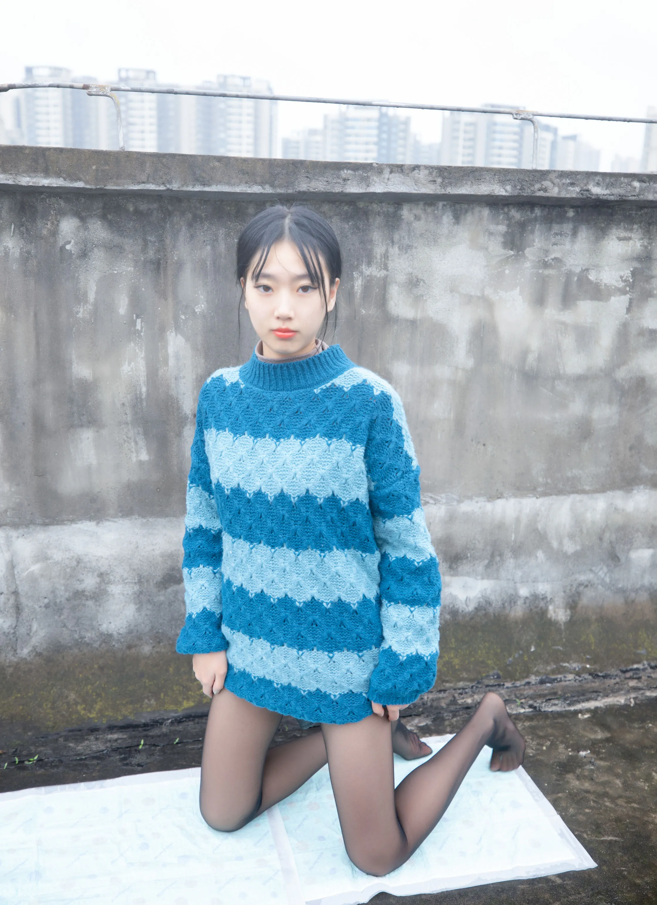 摄影作品介绍与系列风格归档 蓝色针织服装户外姿态照片