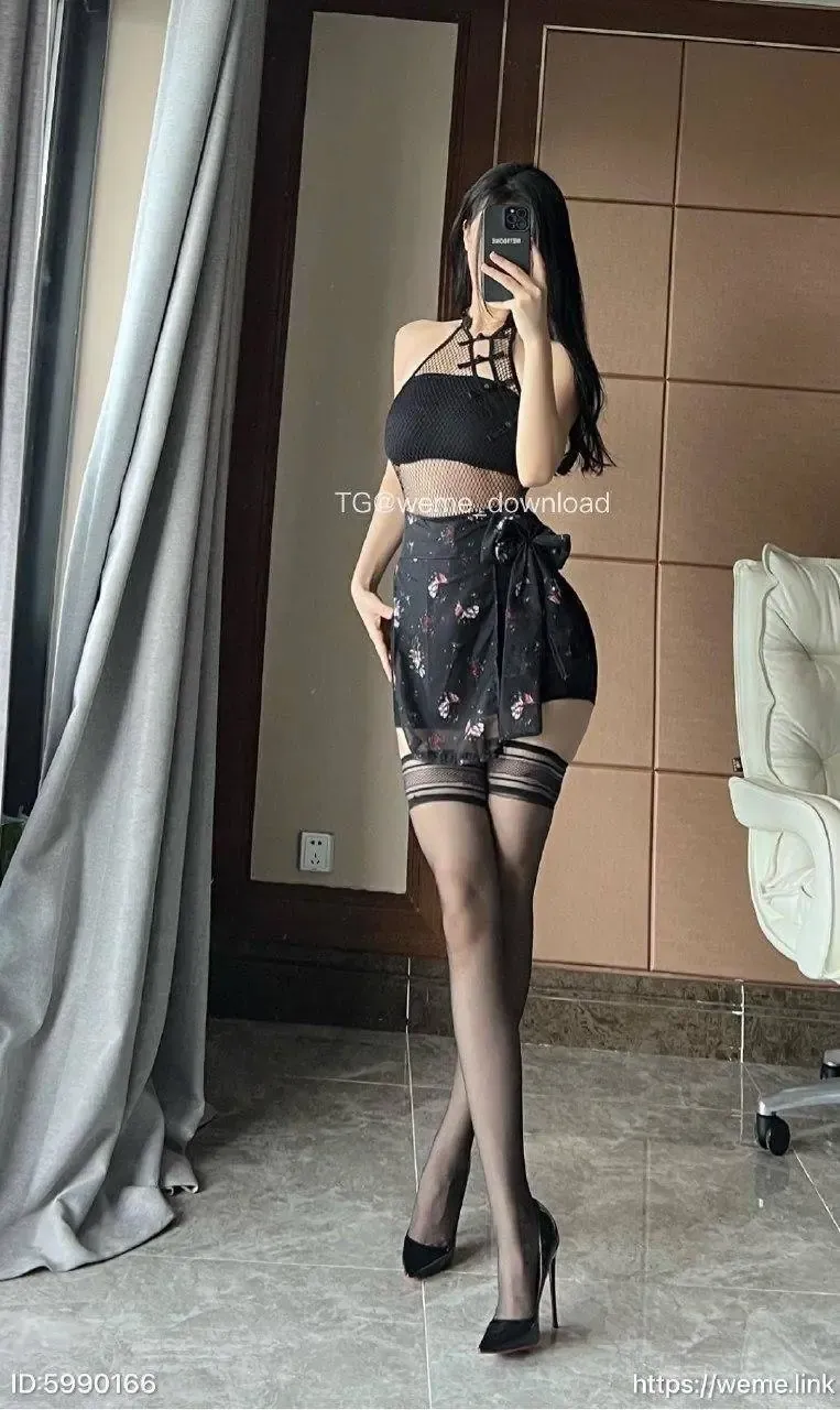 摄影系列视觉归档 黑色服装室内站立照片