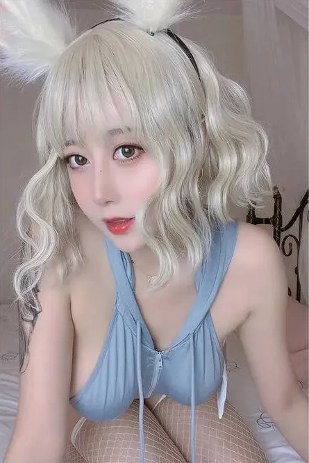 摄影系列线索整理 白色假发搭配浅色服装的室内写真照片