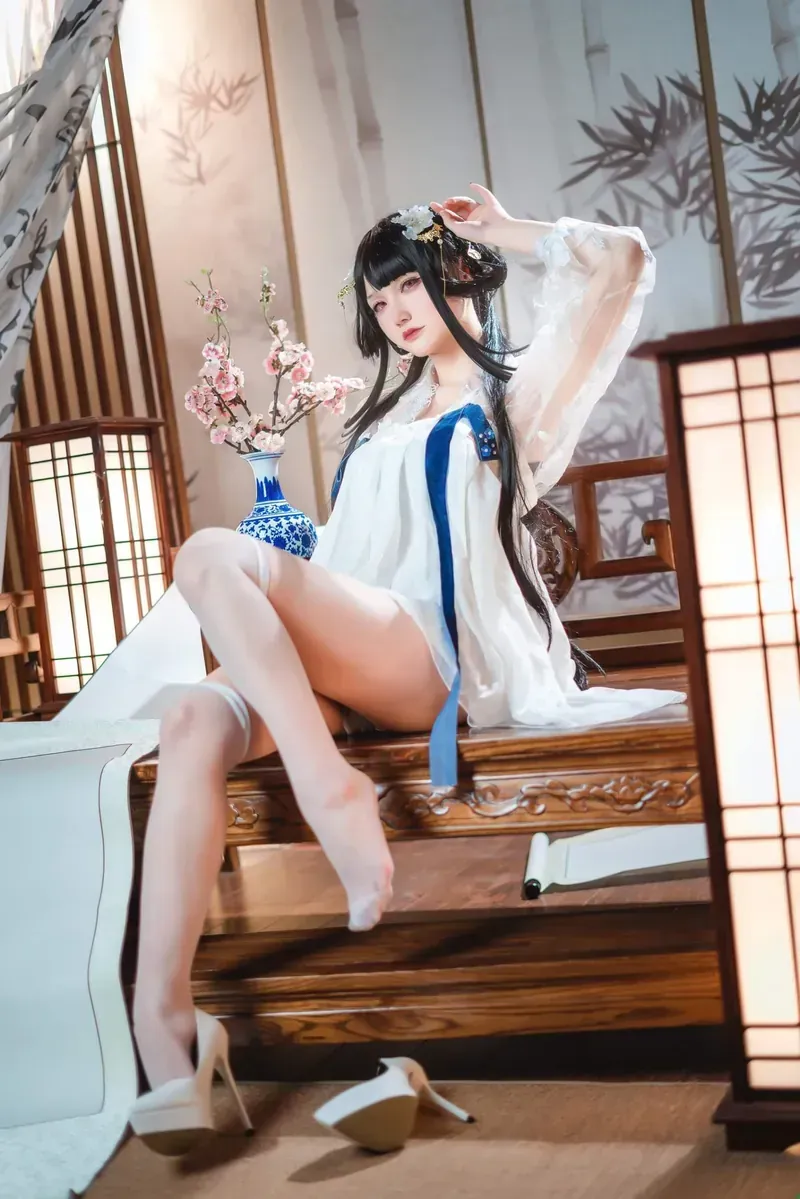 cosplay 摄影系列与作品归档 cosplay 造型照片，长发与服装搭配的视觉细节