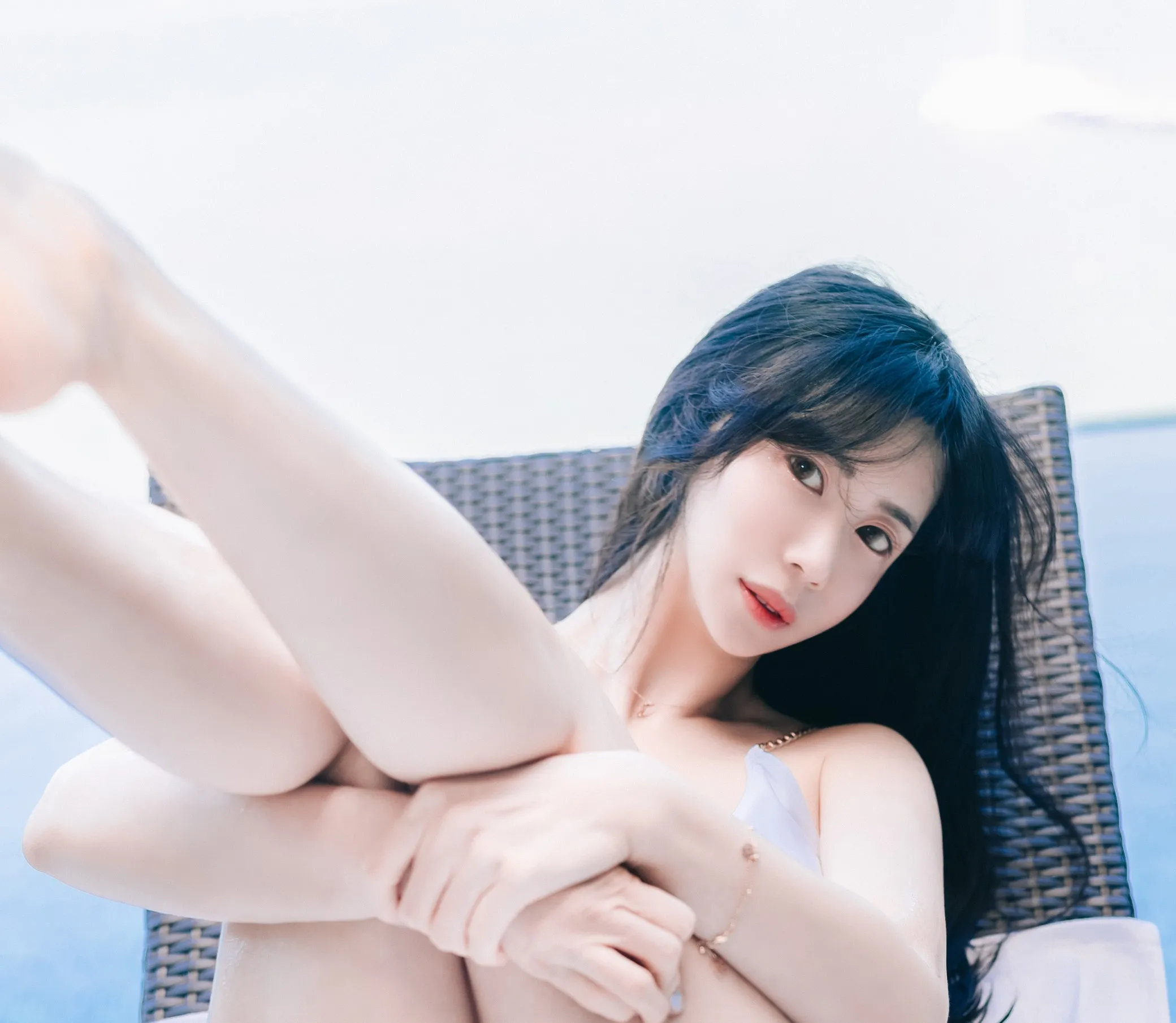 摄影系列作品与视觉风格归档 公开作品中的人物造型与浅色背景摄影画面