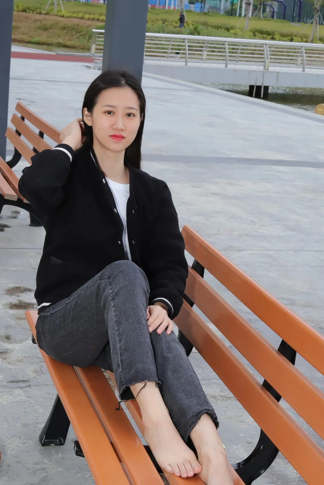 摄影系列与视觉风格归档 公开摄影中的户外座椅场景人物造型