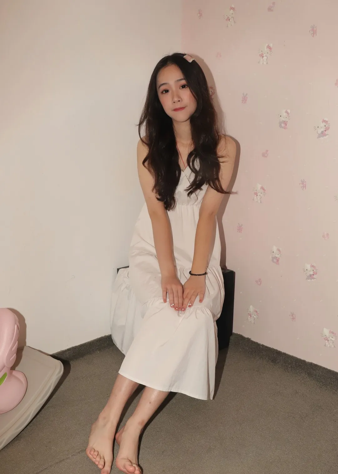 摄影系列与视觉风格归档 公开摄影中的室内白色服装人物画面