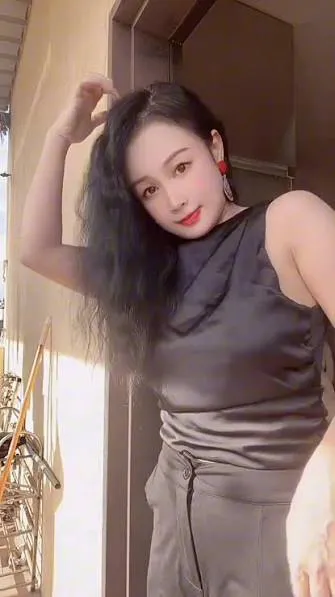 摄影系列线索归档与作品目录整理 深色服装室内光线写真