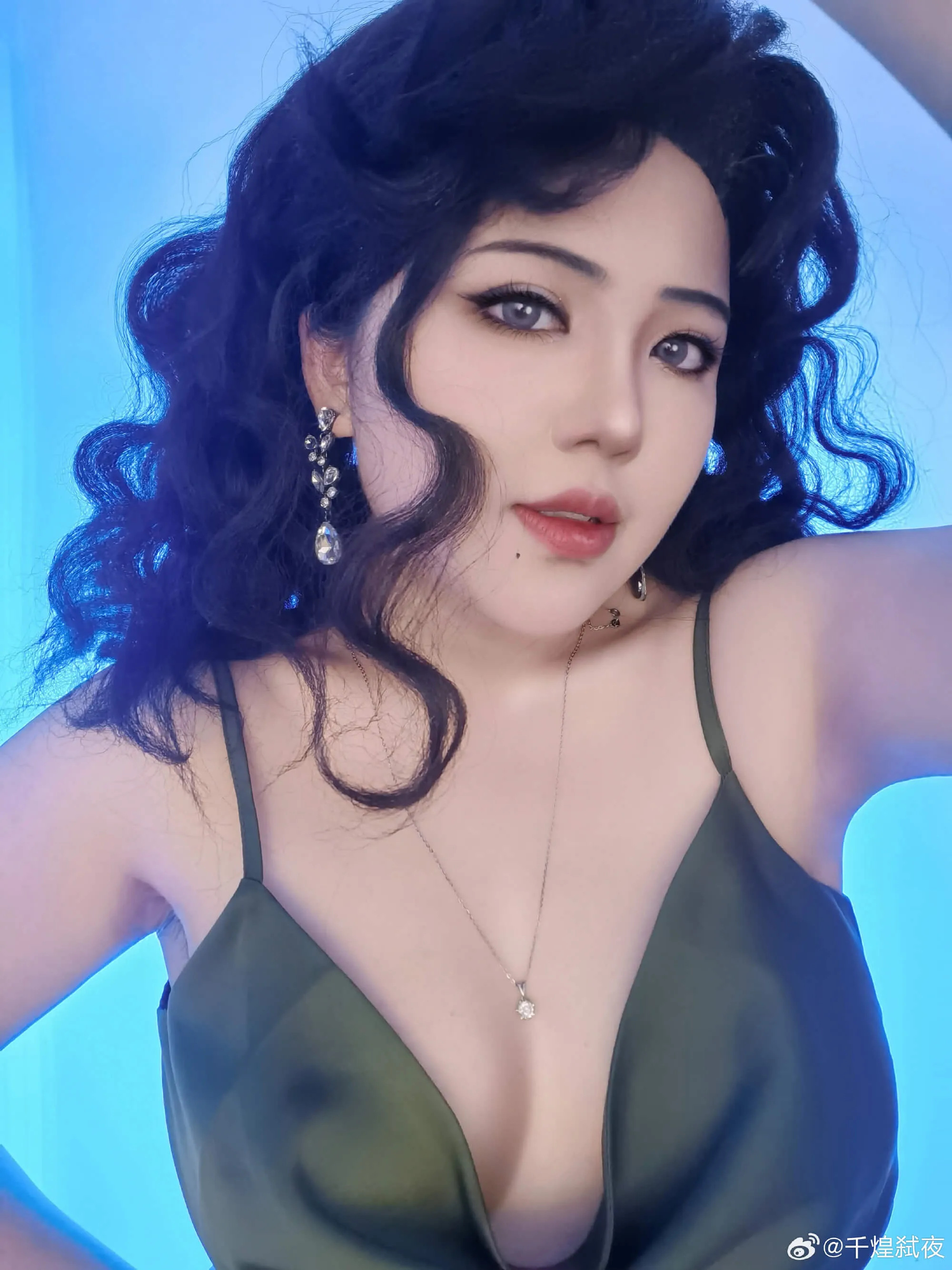 cosplay 摄影系列视觉图集归档 黑色服装搭配卷发造型的近距离写真照片