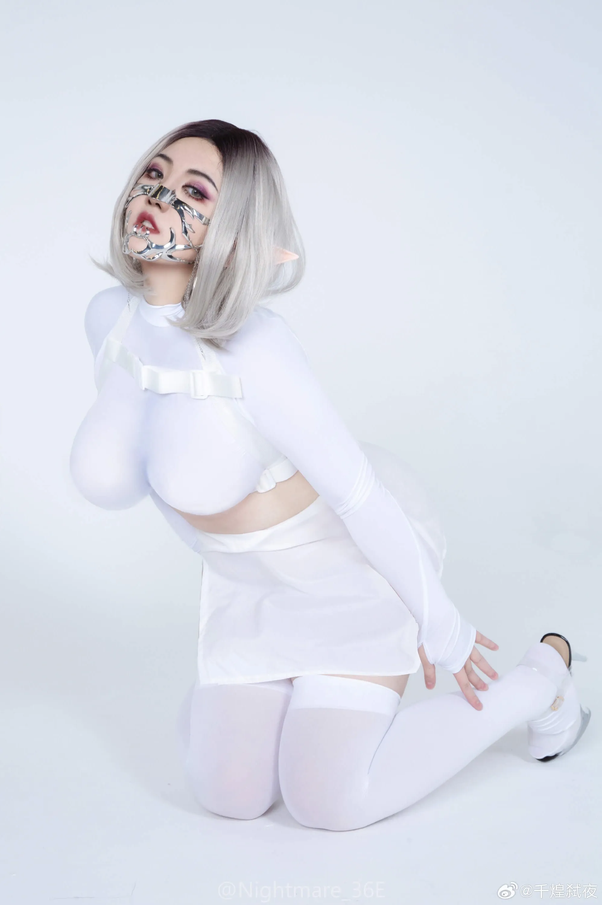 cosplay 摄影系列视觉图集归档 白色服装与银白短发搭配面部装饰的角色写真