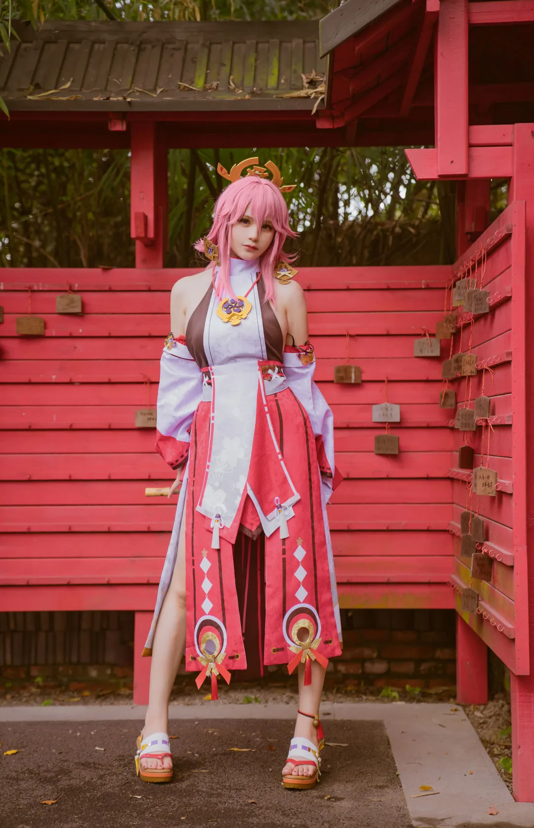 cosplay摄影系列与视觉风格归档 粉色角色服装搭配红色背景的户外摄影
