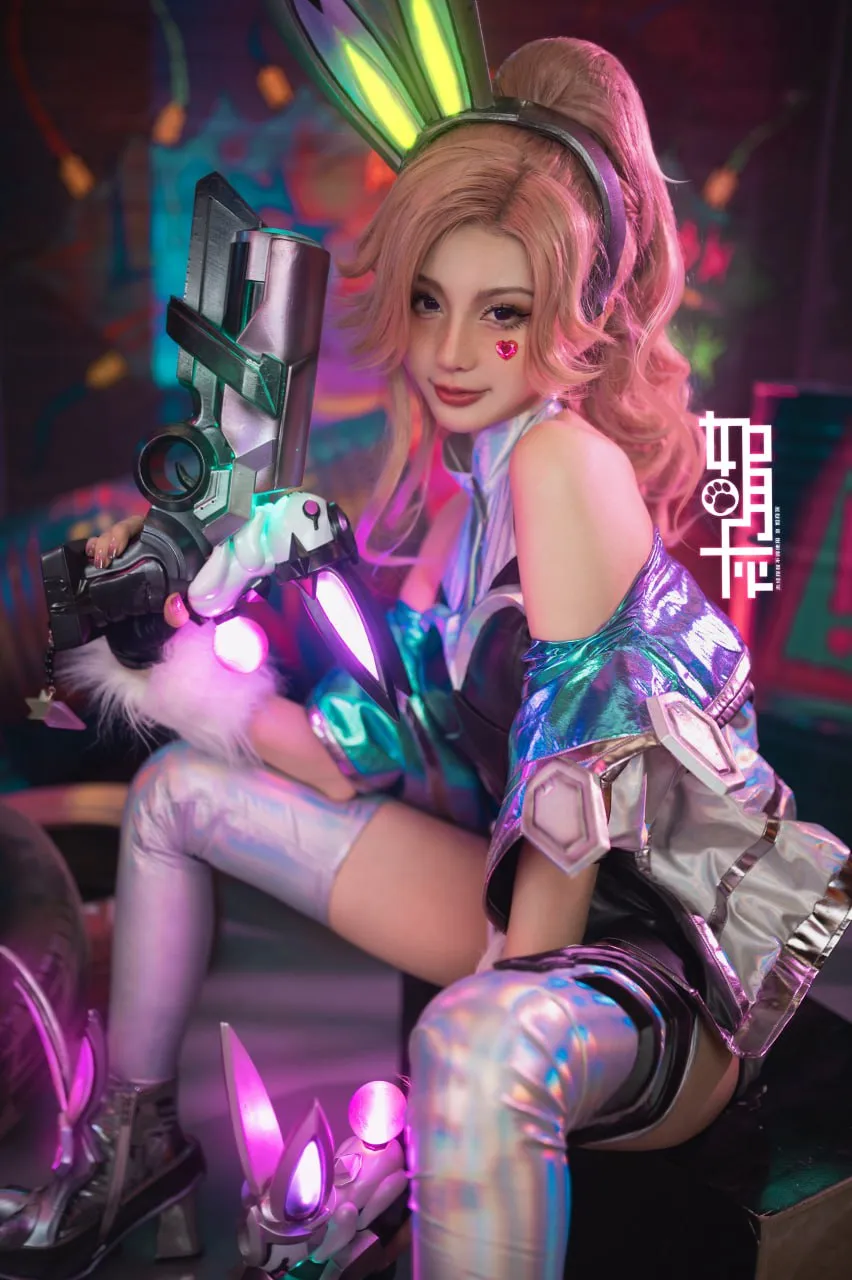 cosplay摄影系列归档 人物手持道具进行未来角色造型拍摄的近景照片