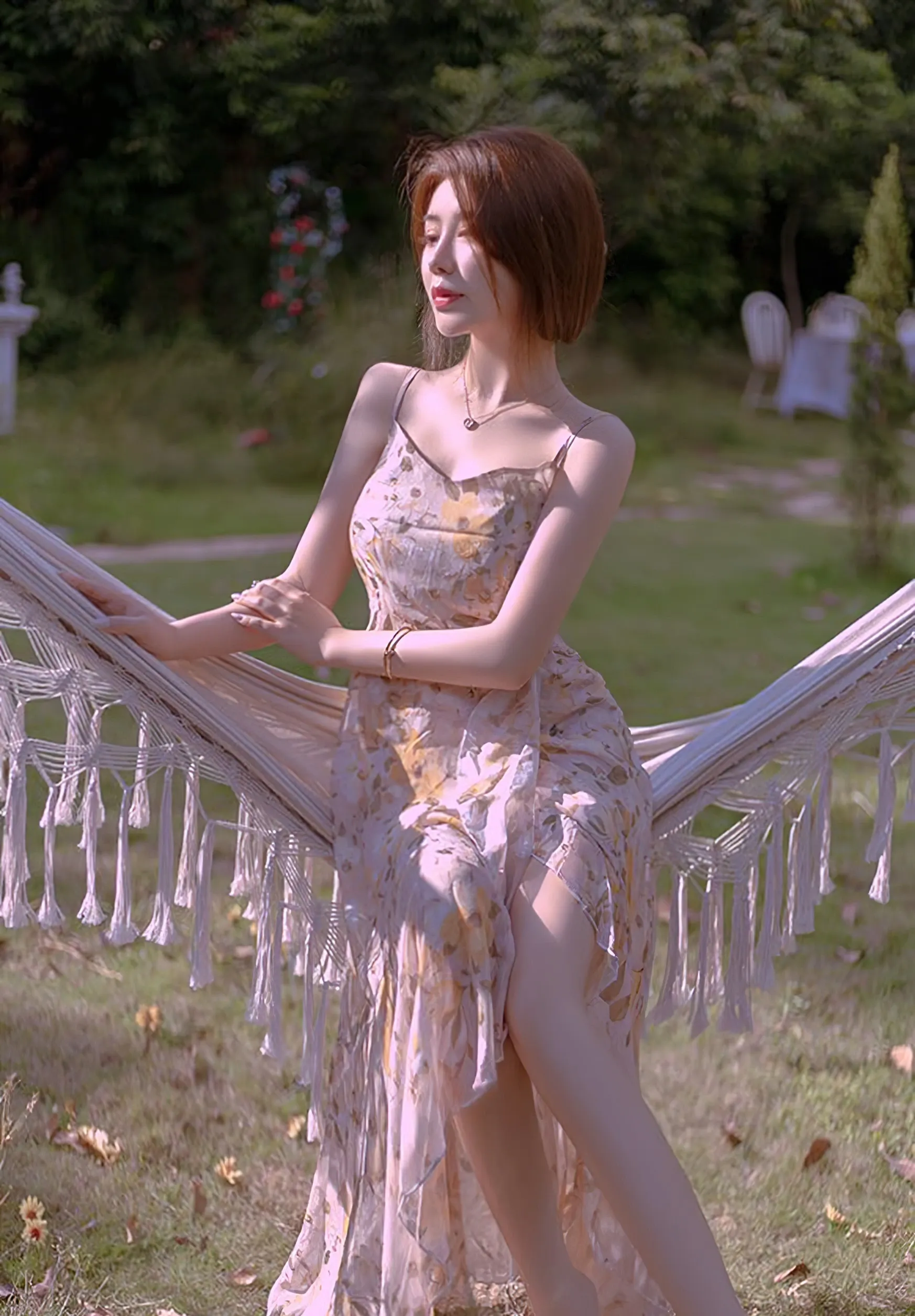 摄影系列与视觉图集归档整理 三青叶子穿花纹长裙坐在庭院吊床上的户外照片