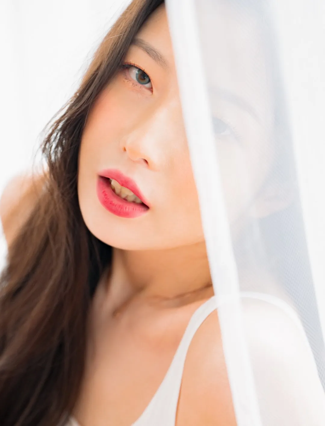 摄影系列作品归档与视觉风格整理 半遮挡构图与浅色背景照片