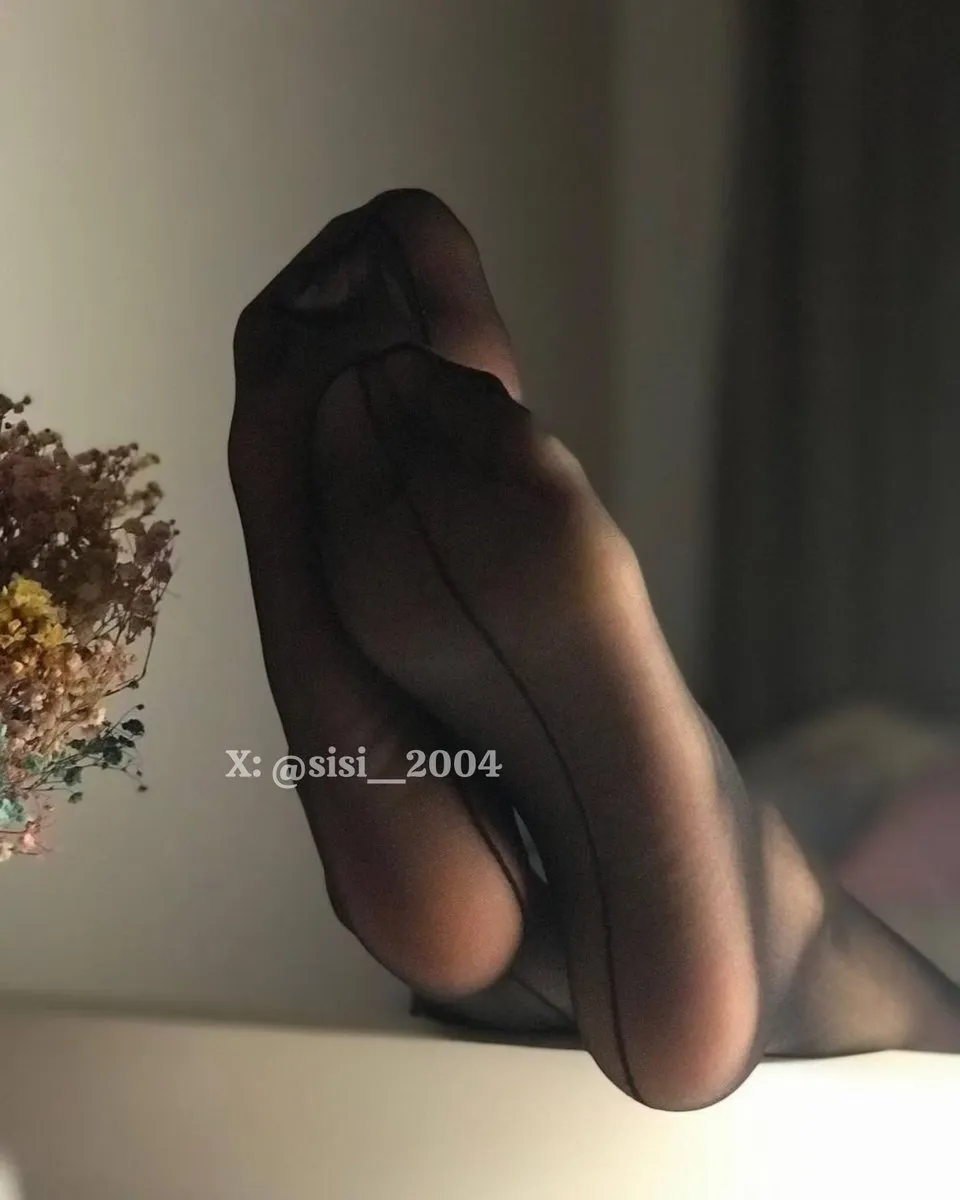 摄影系列作品归档 室内环境中的深色服装造型照片