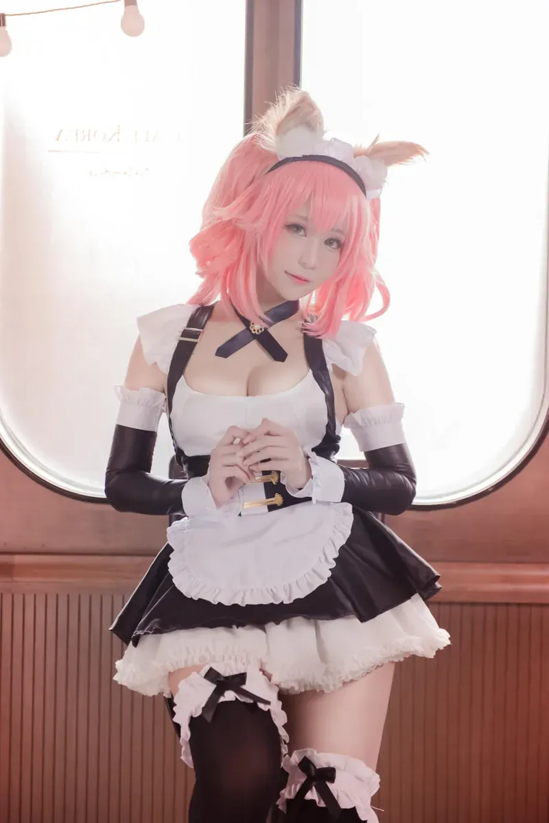 摄影作品与视觉风格归档 粉色假发与黑白服装角色造型照片