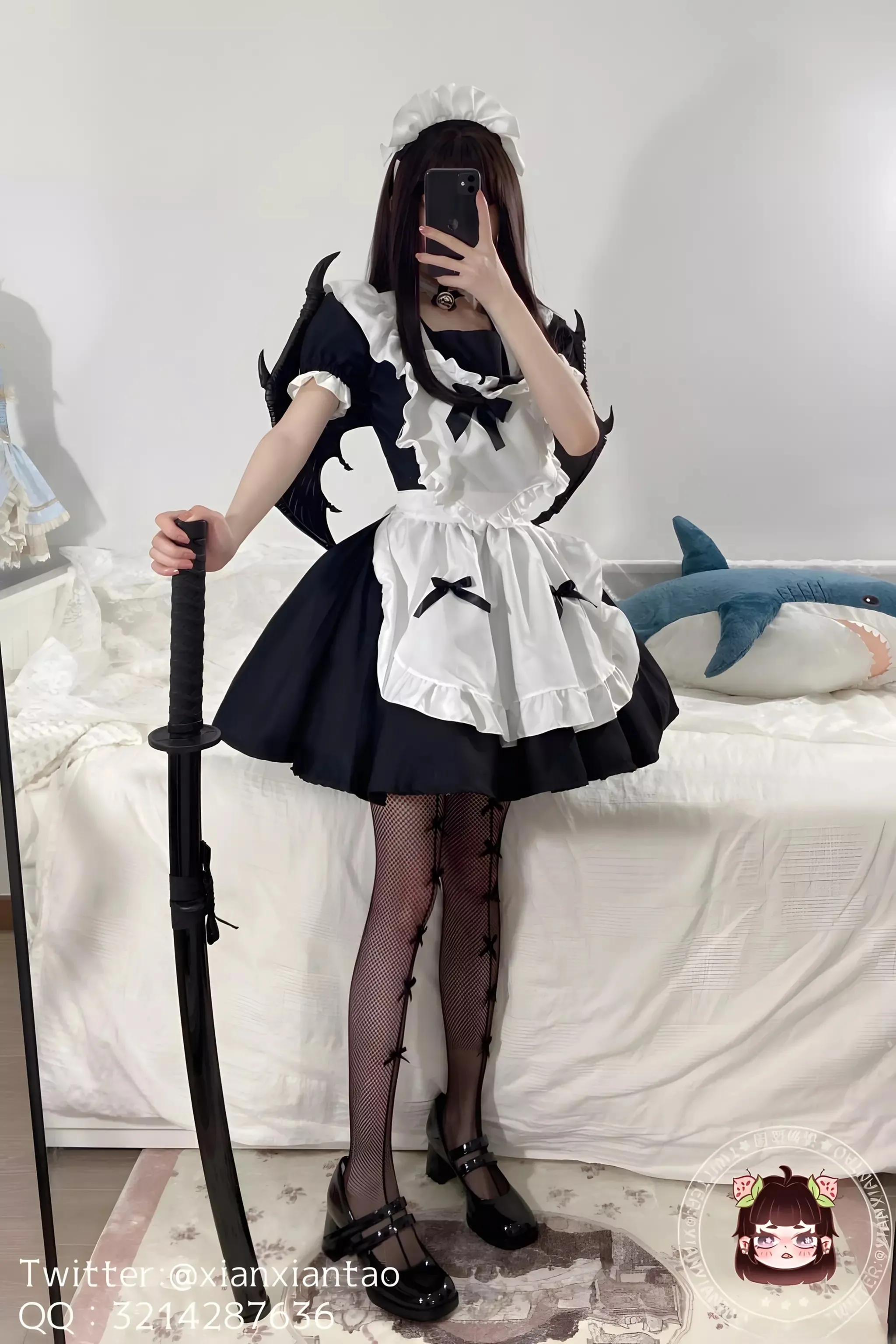 cosplay写真视觉图集与摄影系列归档 黑白角色服装搭配道具的室内照片