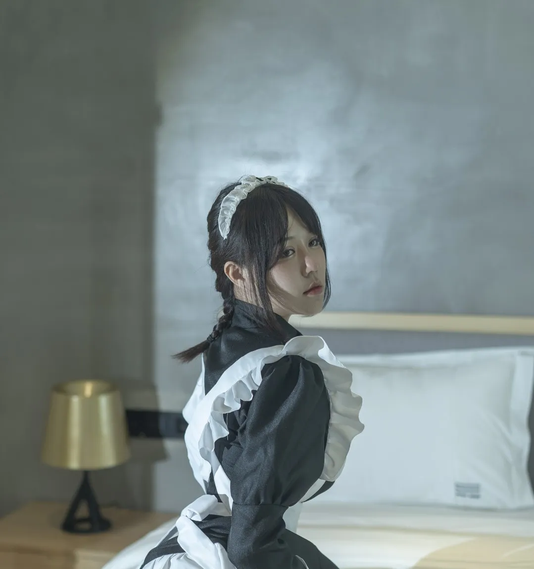 摄影线索阶段性整理 黑白女仆服装人物坐在床边回望镜头的室内人像