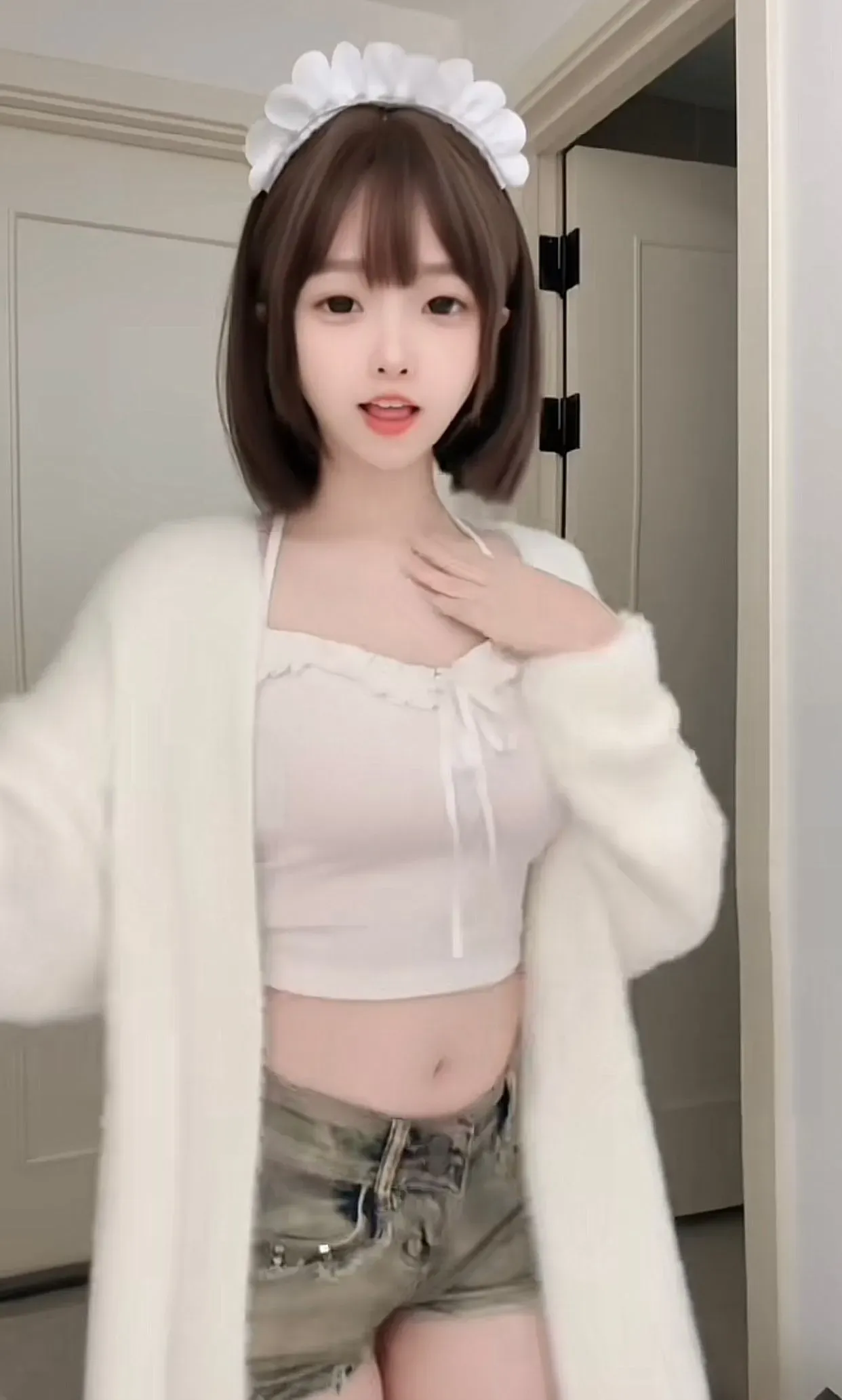摄影线索阶段性整理 白色服装人物近距离室内摄影画面