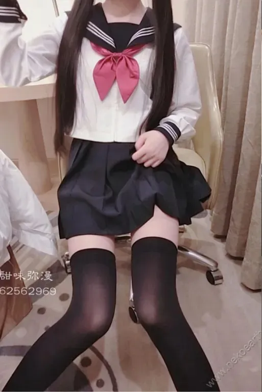 摄影系列作品整理与视觉风格归档 黑白配色服装与坐姿构图照片