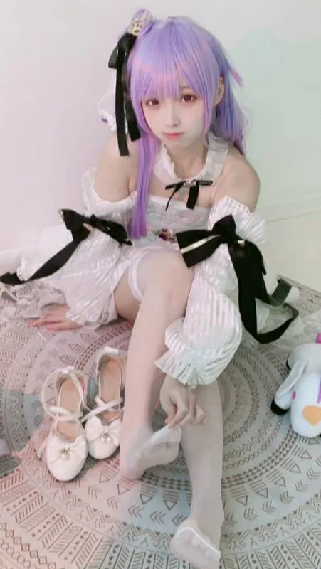 摄影线索阶段性整理 浅紫色长发人物穿浅色角色服装并搭配黑色蝴蝶结，在室内地毯上采用坐姿完成全身构图