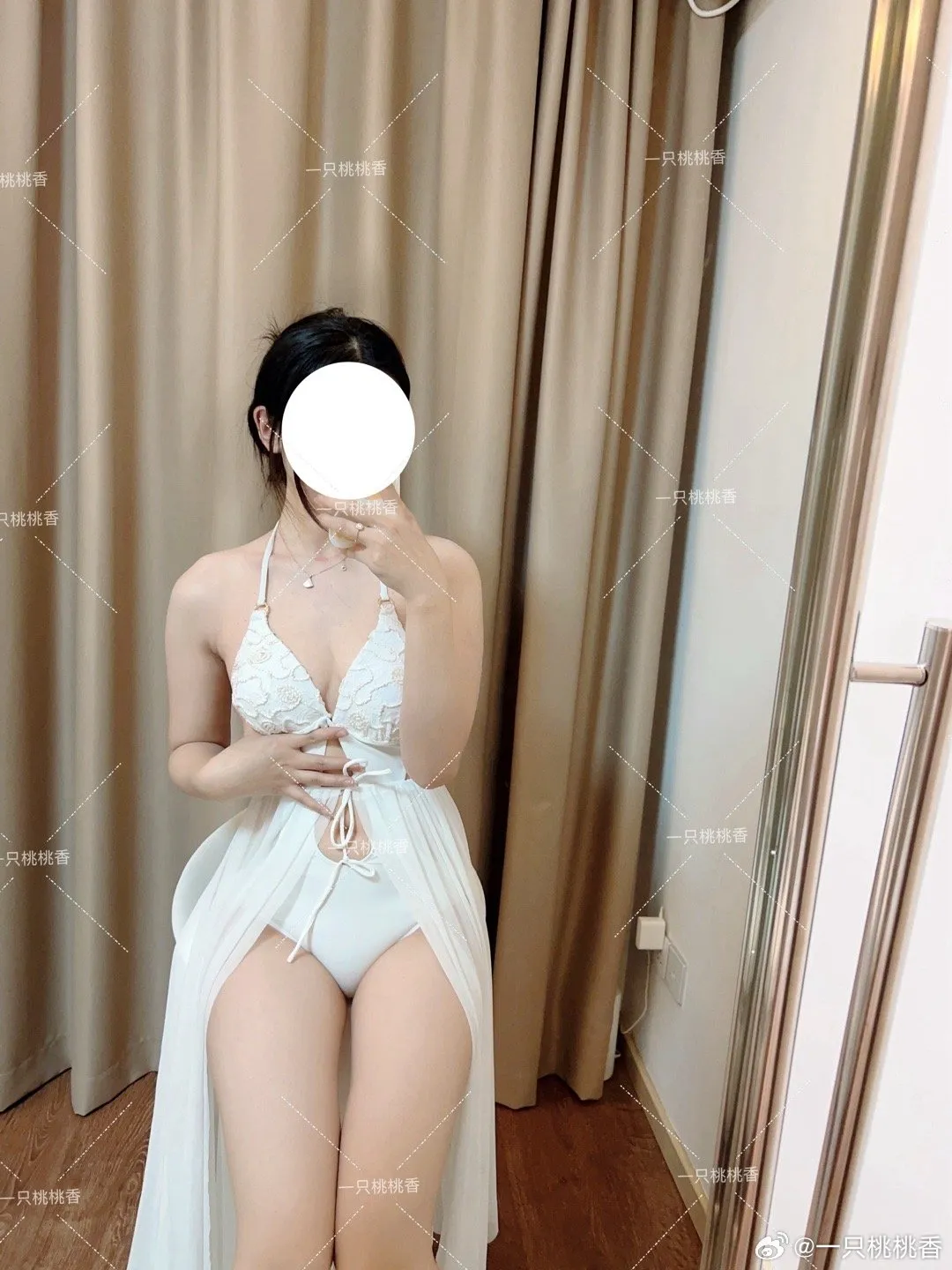 摄影系列与作品归档 白色服饰坐姿室内照片