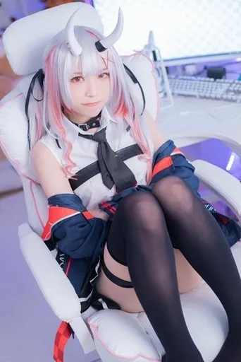 摄影系列作品归档与视觉风格整理 浅色假发与黑白服装Cosplay造型展示