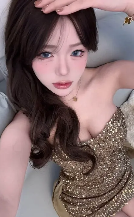 作品目录与写真 金色服装室内照片