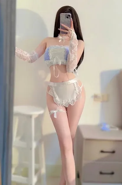 写真作品目录与视觉系列归档 浅色服装照片，室内空间与镜头角度