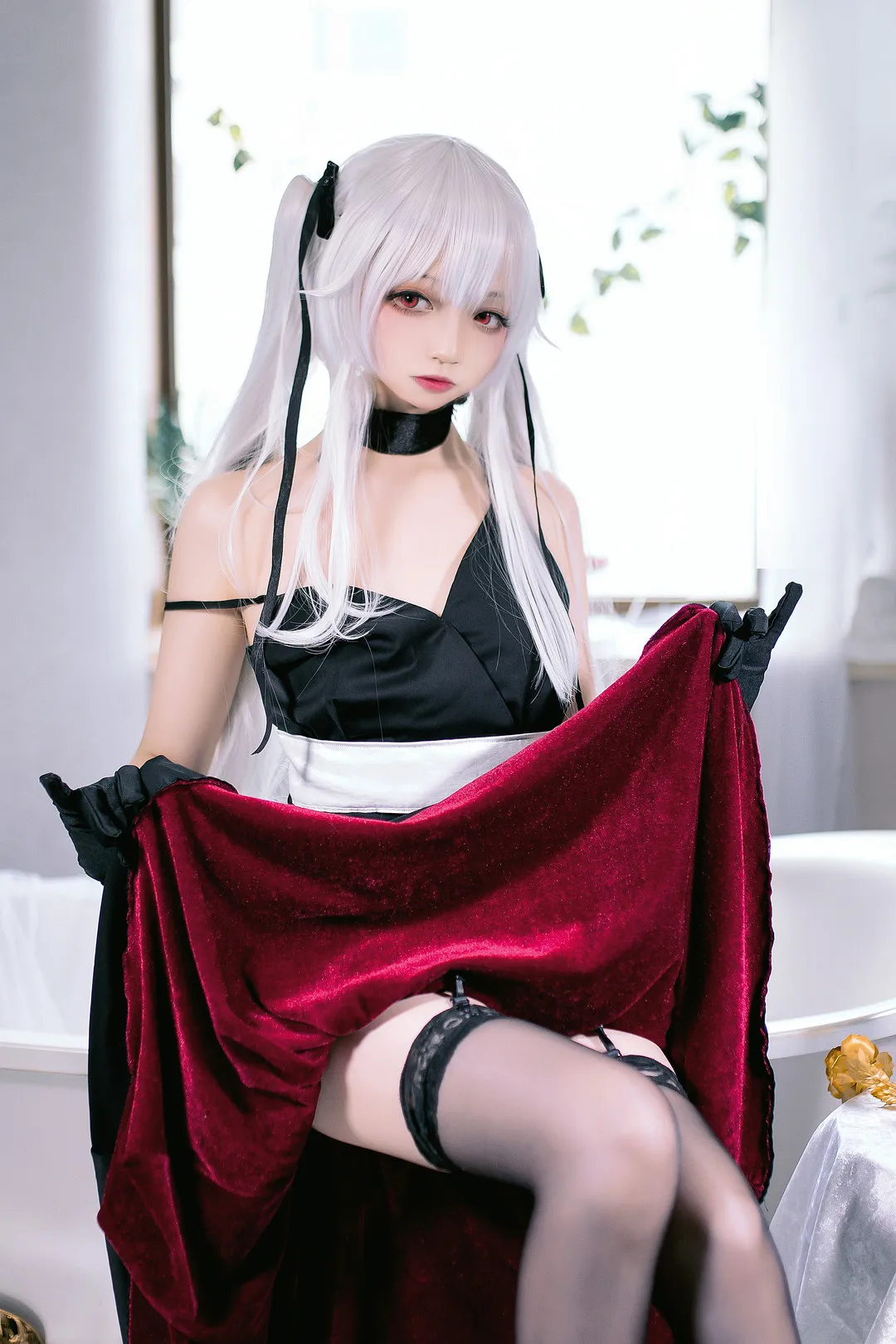 cosplay 写真视觉系列归档 白色长发角色造型搭配黑色服装和红色布料的 cosplay 摄影