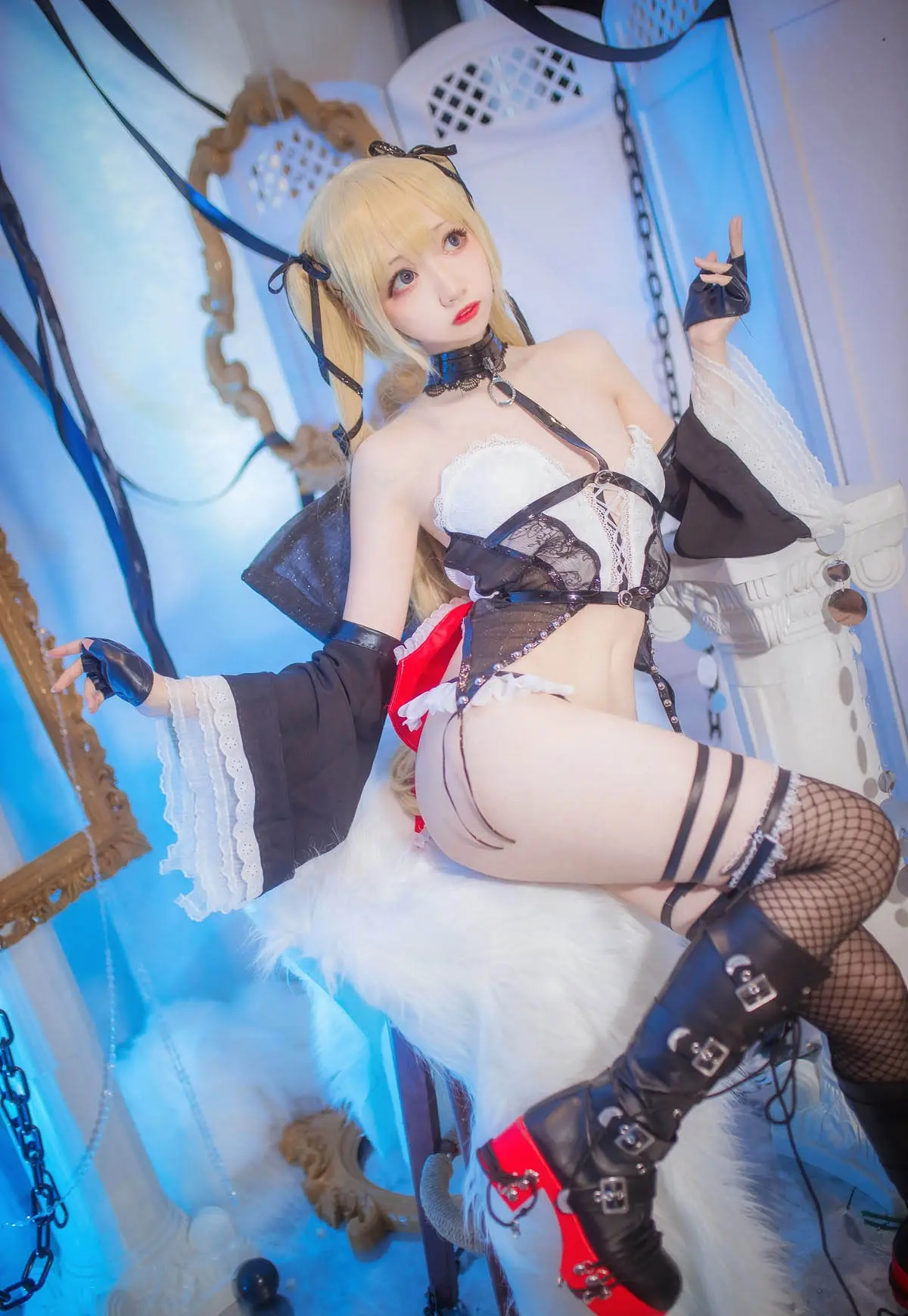 cosplay 写真视觉系列归档 浅色假发角色服装搭配蓝色背景的 cosplay 摄影画面