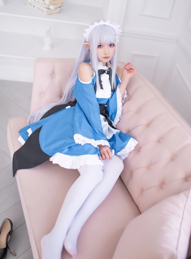 cosplay摄影系列视觉归档 蓝白色Cosplay服装坐在沙发上的造型照片