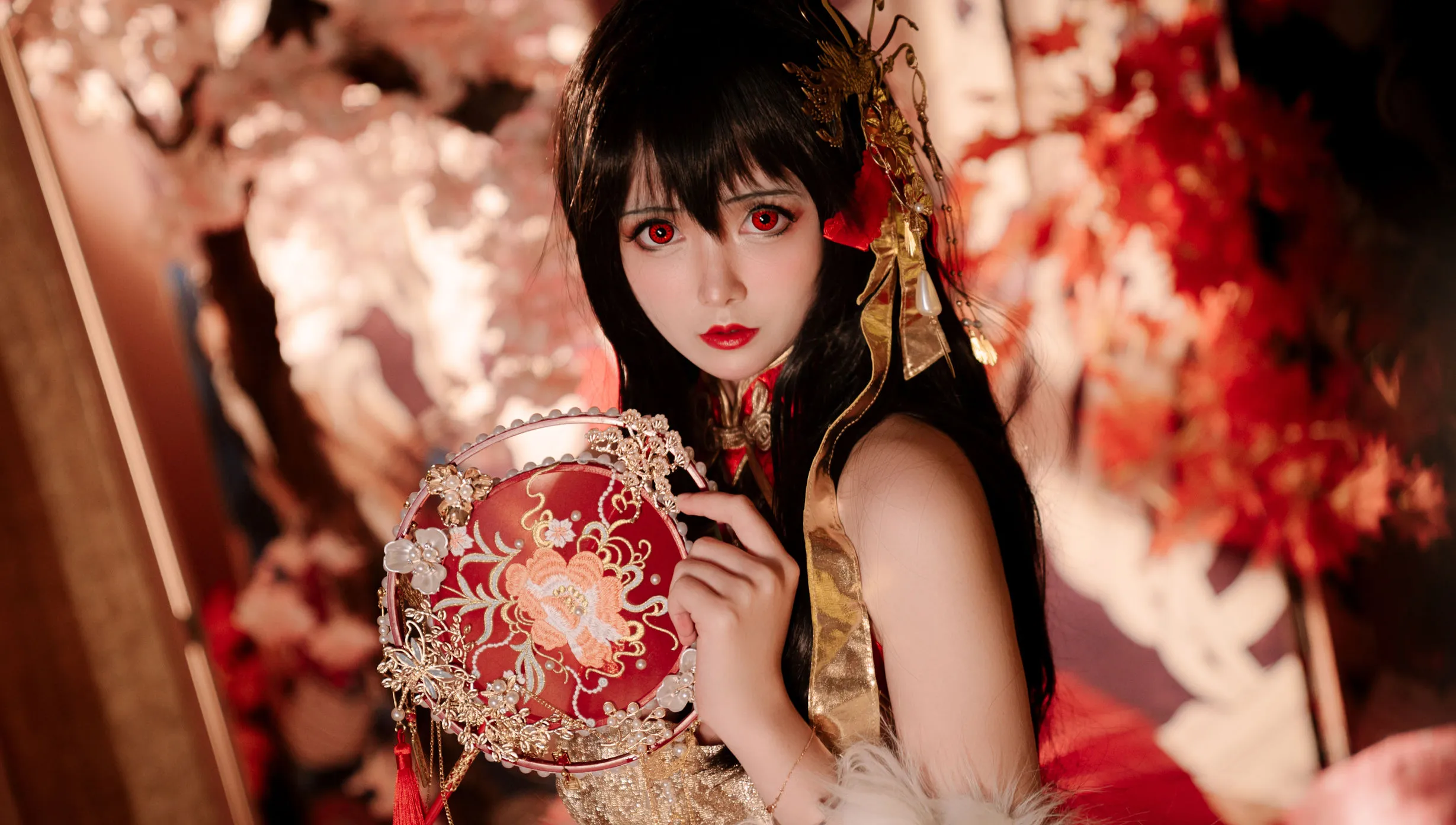 cosplay 写真视觉系列归档 黑发红瞳造型与红色背景角色写真