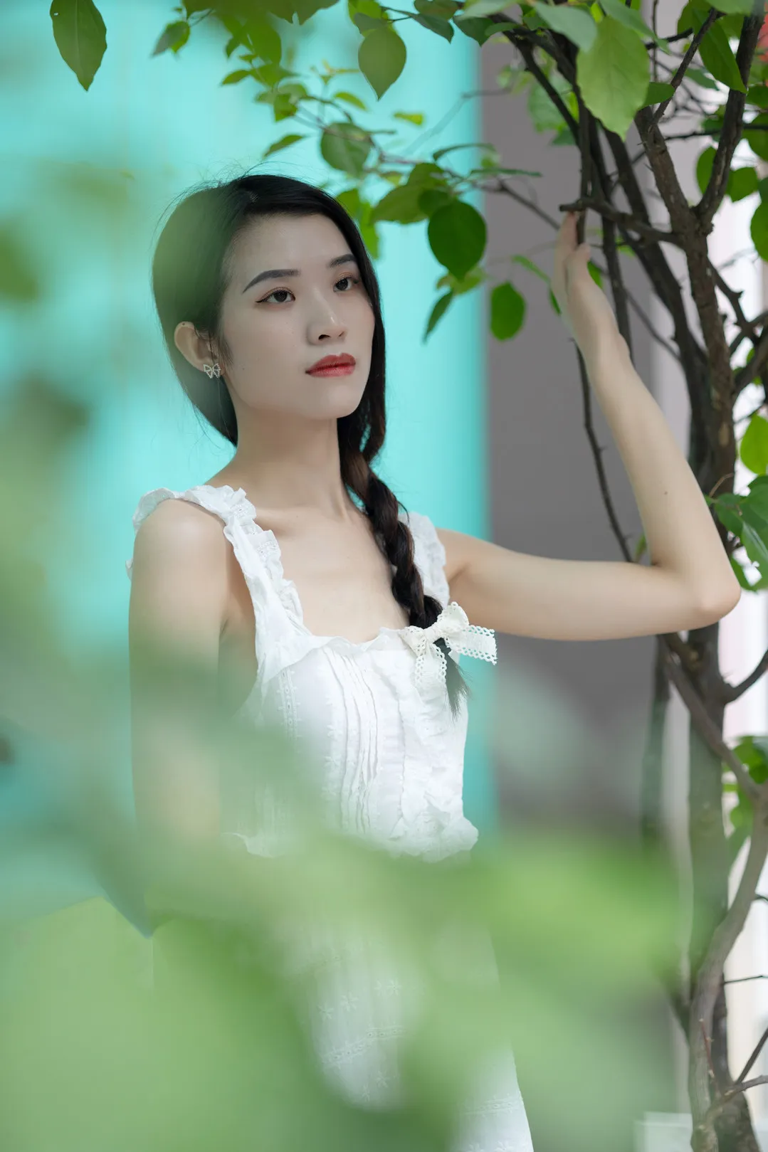 摄影系列与作品归档 穿白色服装站在植物环境中的人像照片