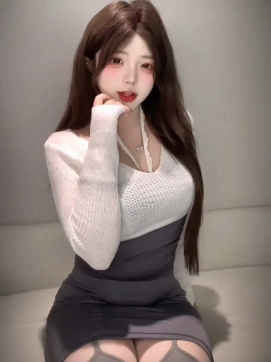 摄影线索阶段性整理 穿浅色上衣搭配深色裙装的室内写真画面