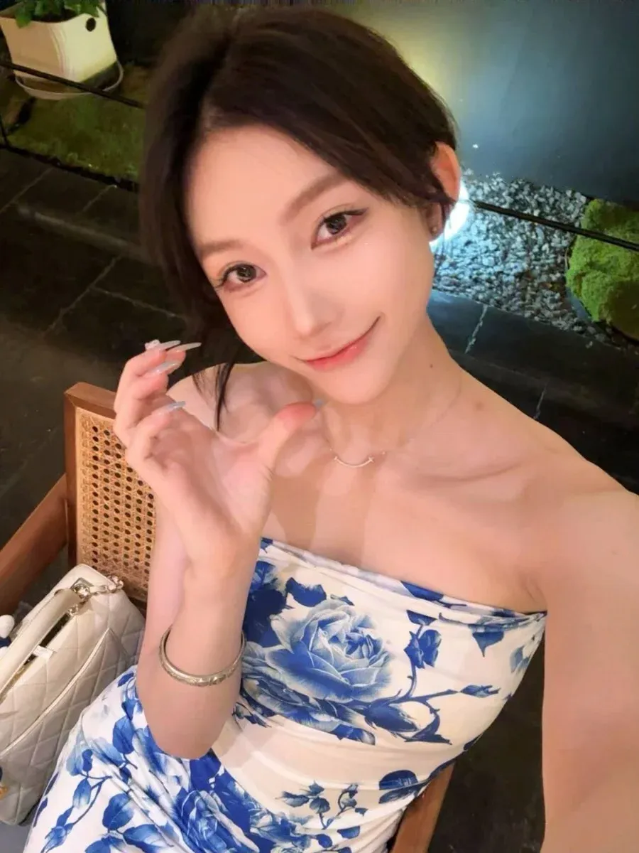 摄影线索阶段性整理 蓝白花纹服装近距离自拍照片