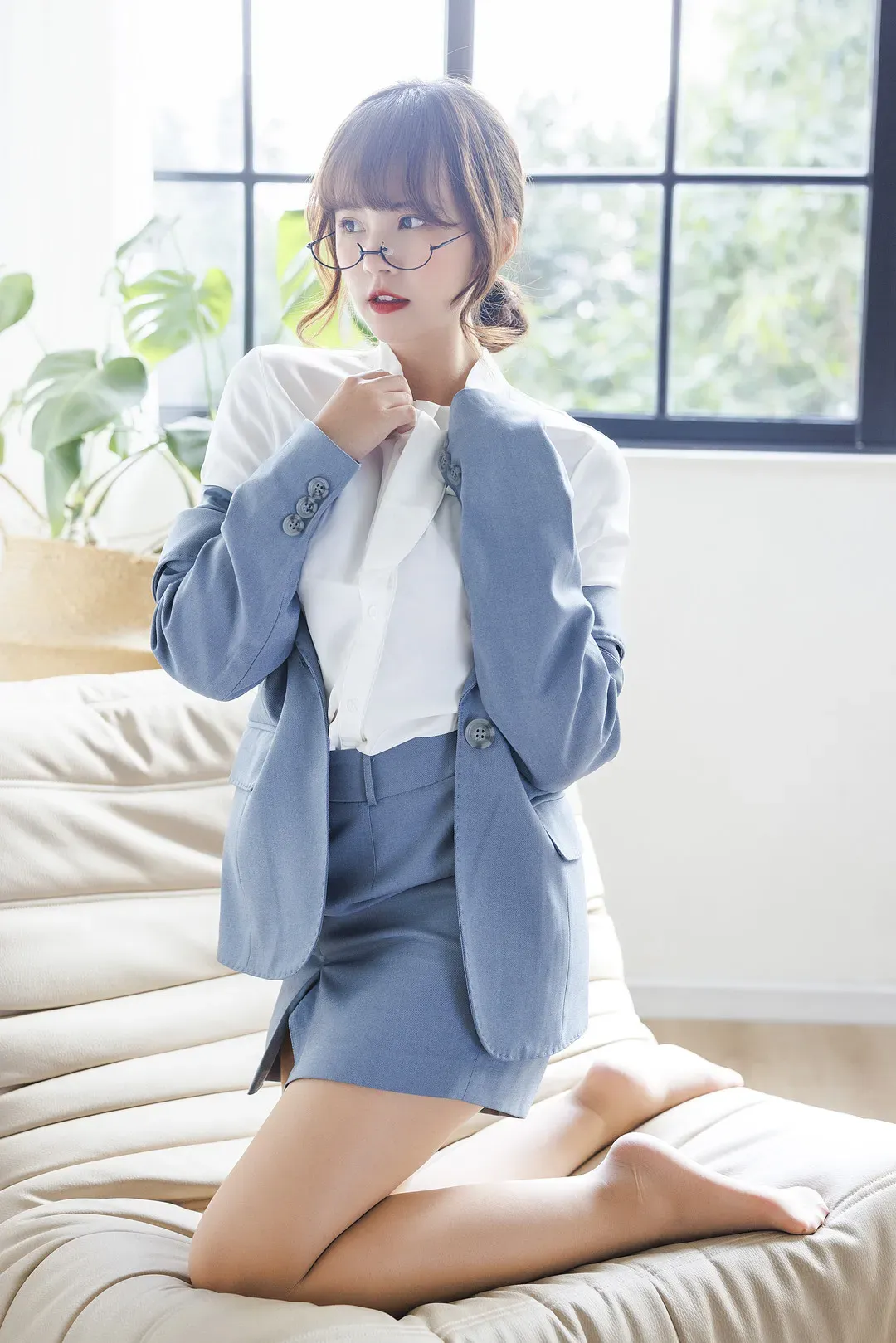 摄影系列线索归档｜作品方向与视觉风格整理 穿浅蓝西装套装坐在室内空间中的写真