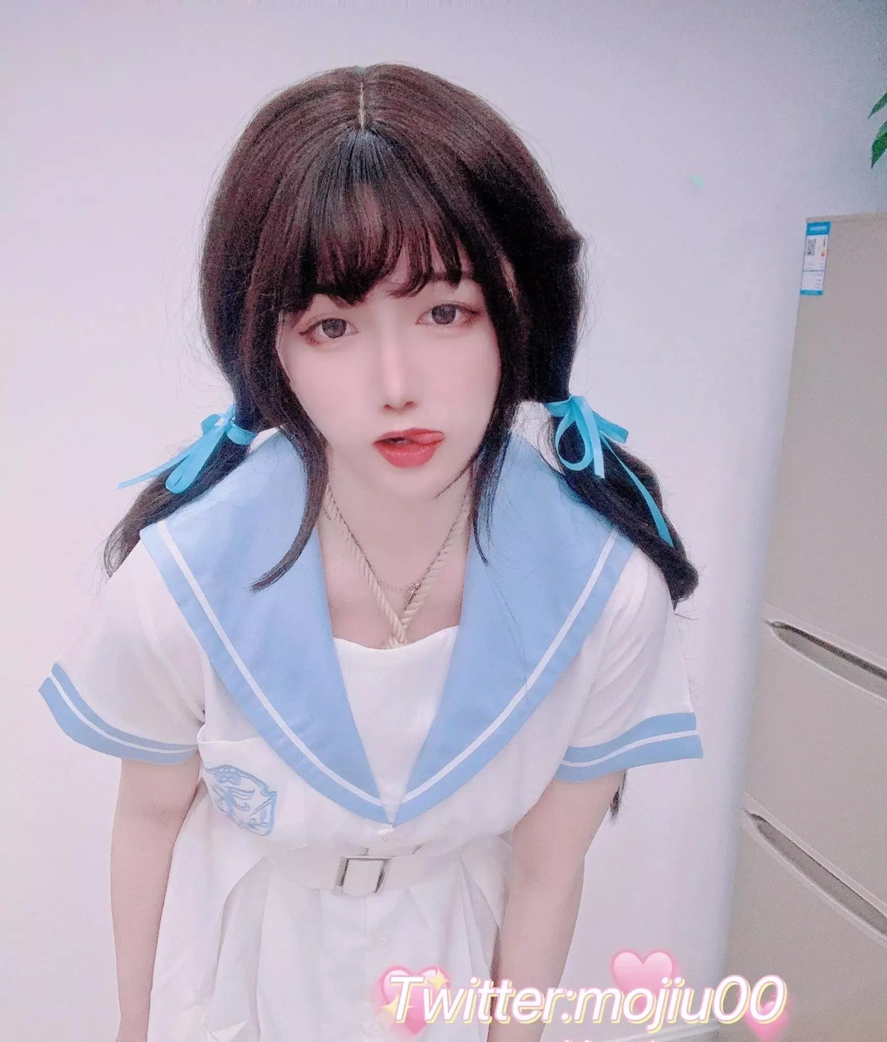 摄影线索阶段性整理｜Cosplay与写真视觉归档 白蓝水手风服装、双侧蓝色发带与近距离正面室内构图