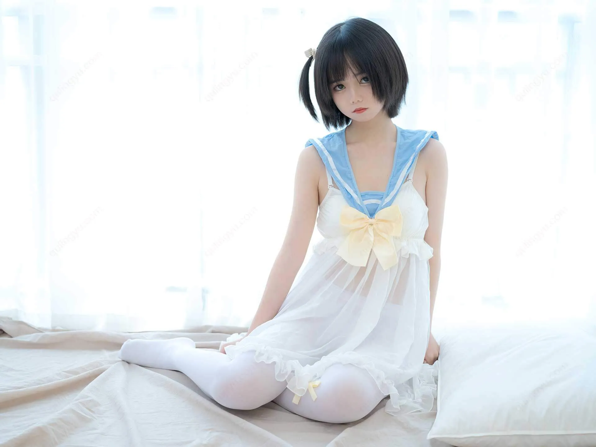 摄影系列作品整理 短发与浅色服装床铺场景照片