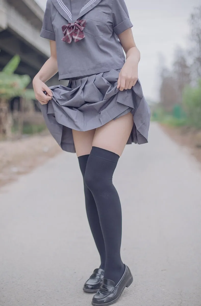 摄影系列作品整理与视觉风格归档 灰色制服与黑色袜类搭配的户外摄影画面