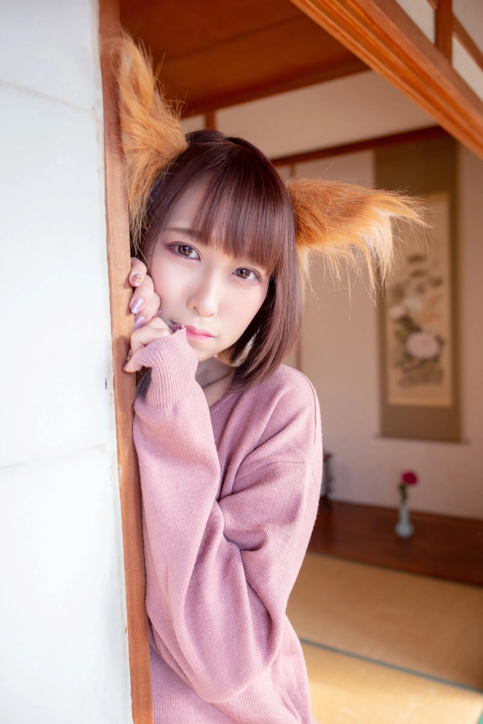 月城せいにゃん在和室推拉门后手扶脸颊的半身特写
