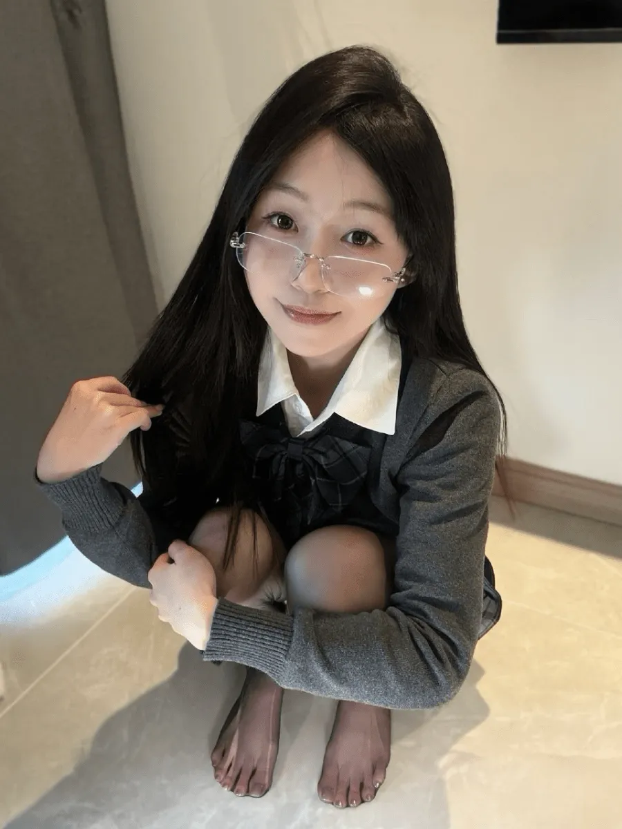 摄影系列线索归档 长发造型与深色服装自拍照片