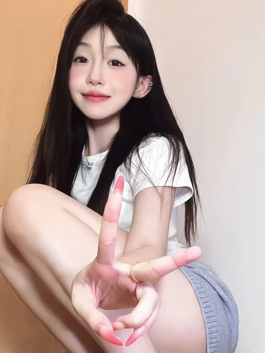 摄影系列线索归档 白色上衣明亮场景照片