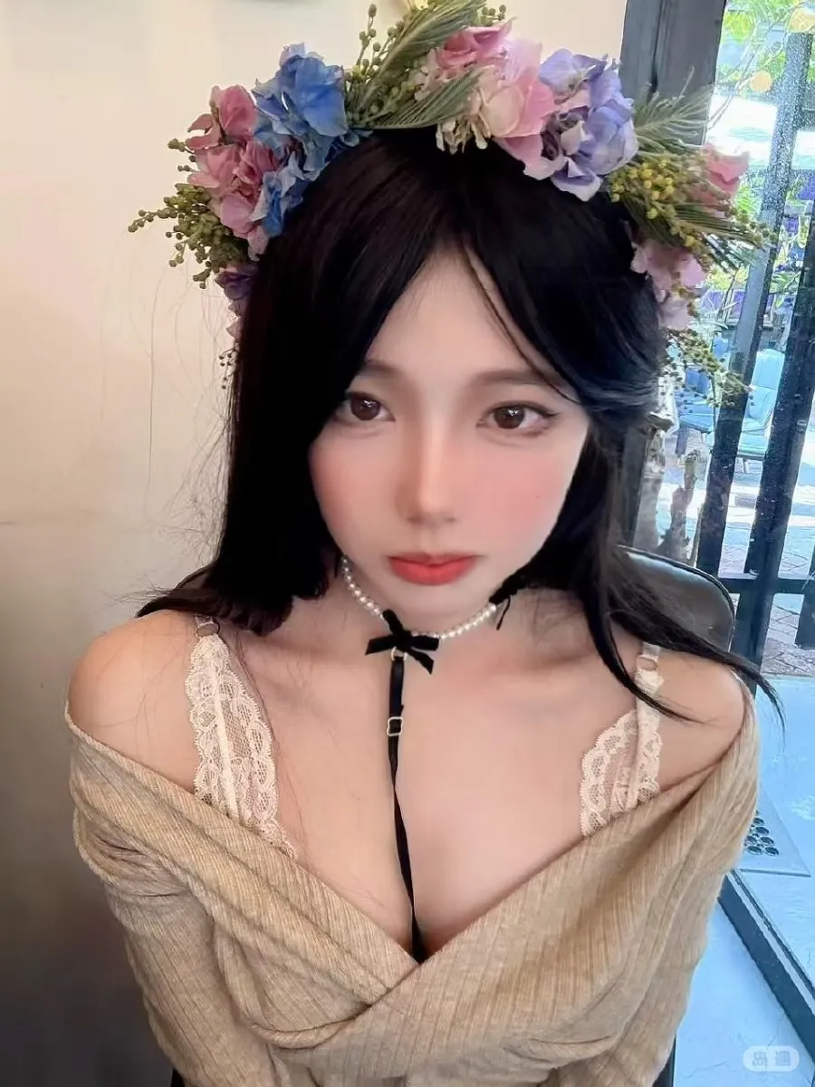 抖音小狼崽佩戴粉蓝双色花环与蕾丝吊带针织开衫的近景肖像