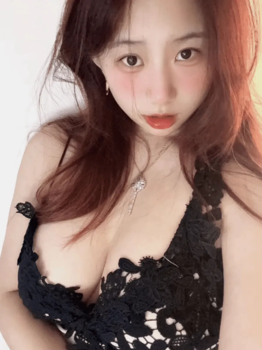 抖音小云同学穿着黑色蕾丝深V吊带装近照