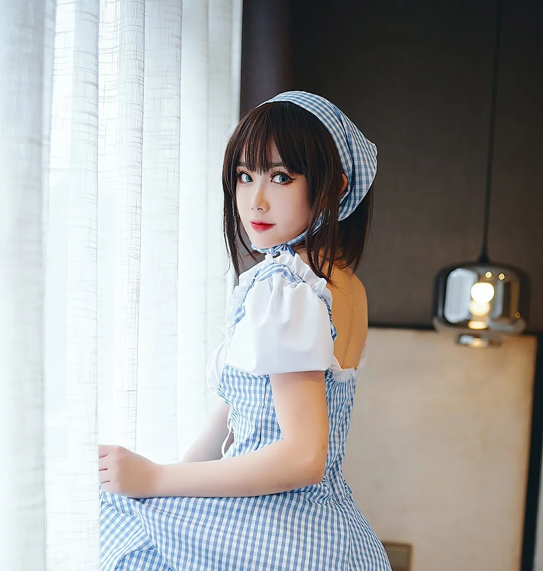 摄影系列线索归档 蓝白格纹服装人物靠近窗边，室内环境下的角色造型照片