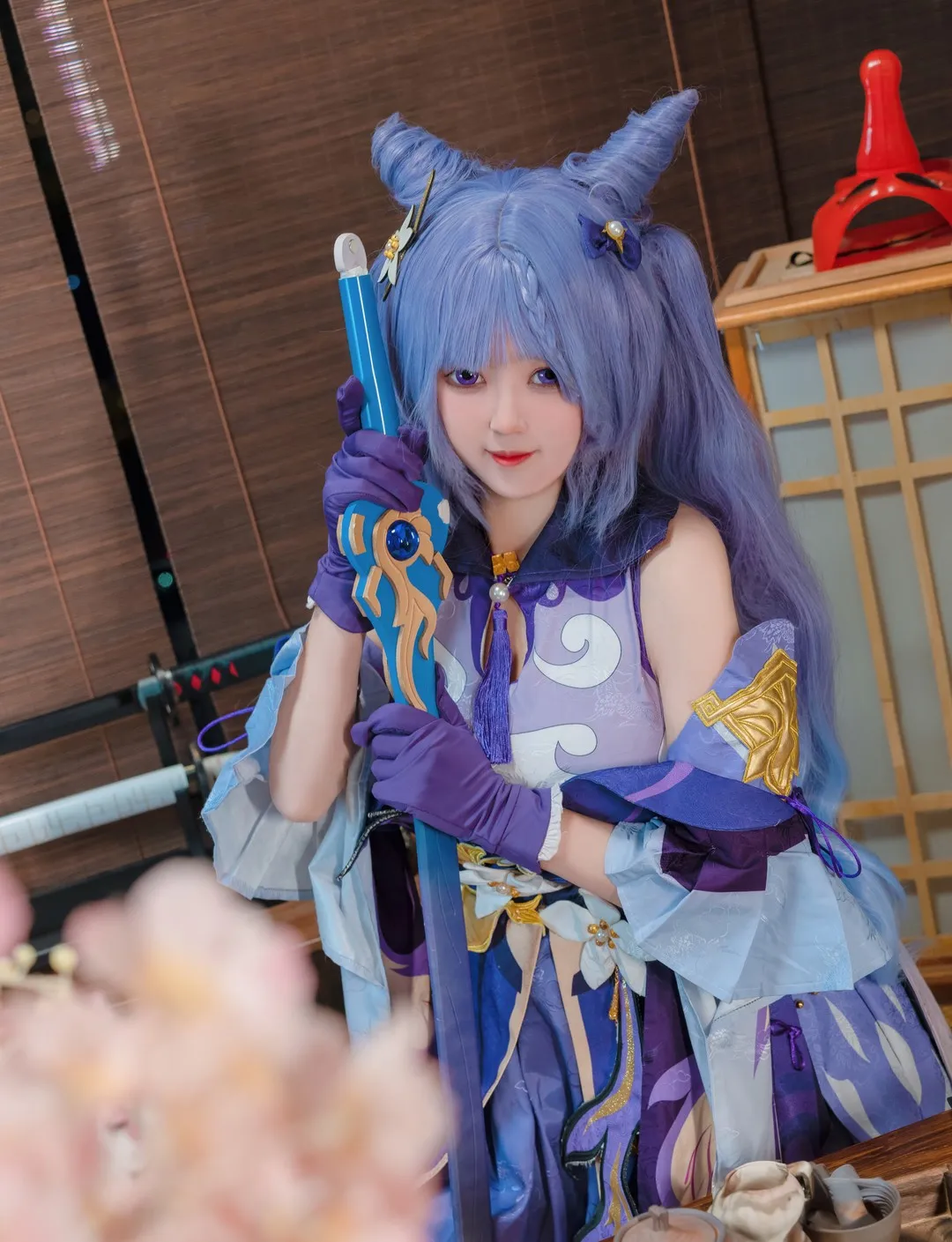木之本澜身穿紫色渐变古风服饰双手持剑端坐