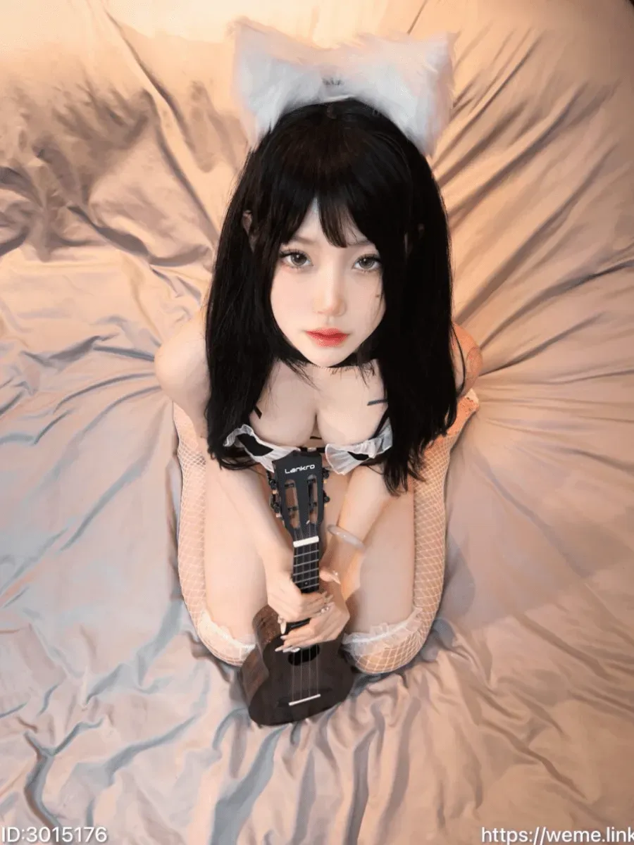 摄影系列线索归档 黑色长发搭配白色猫耳配件和浅色服装的室内造型照片