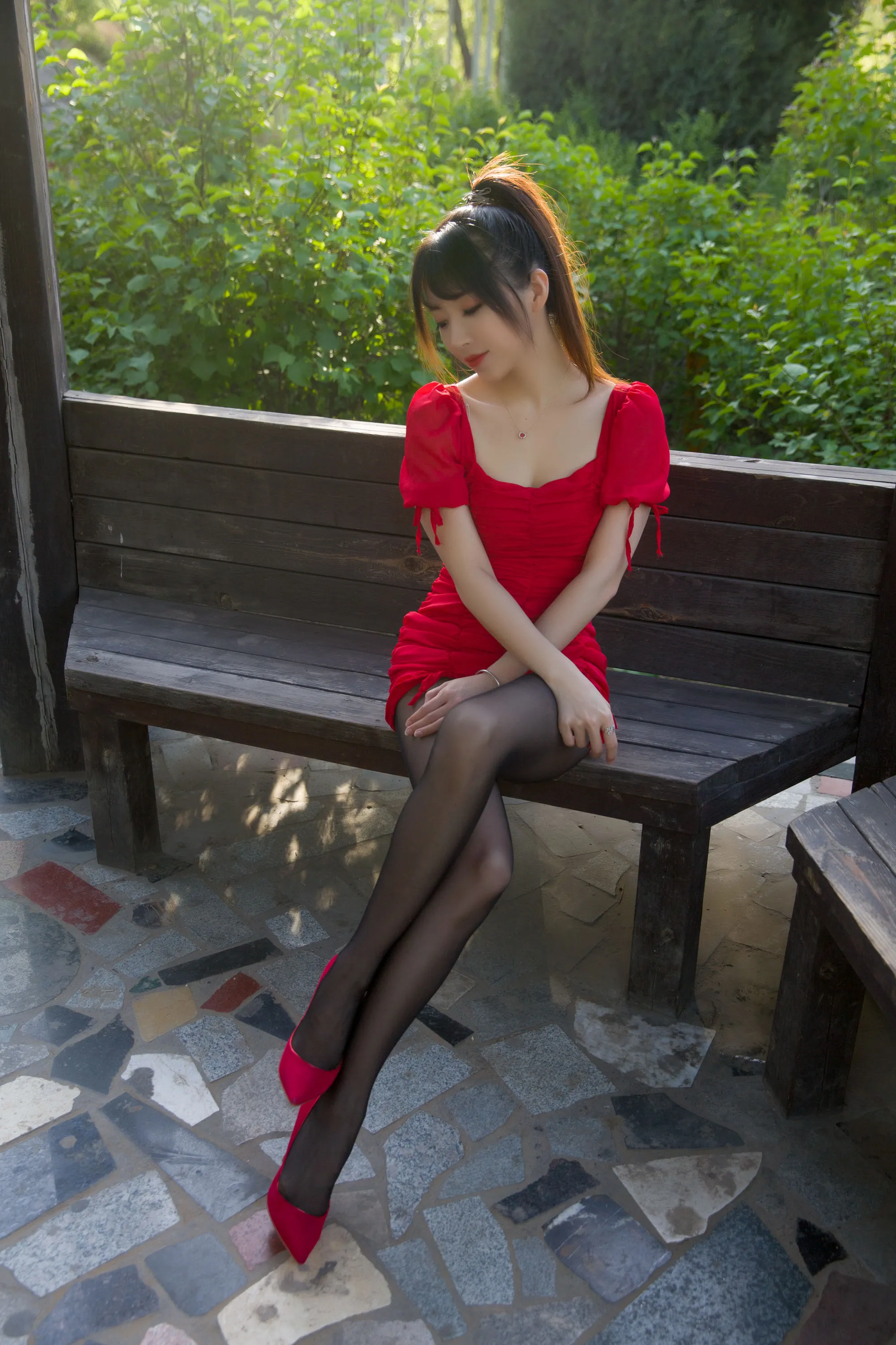 摄影系列作品整理与视觉风格归档 公开造型照片,户外环境中穿红色服装坐在长椅上