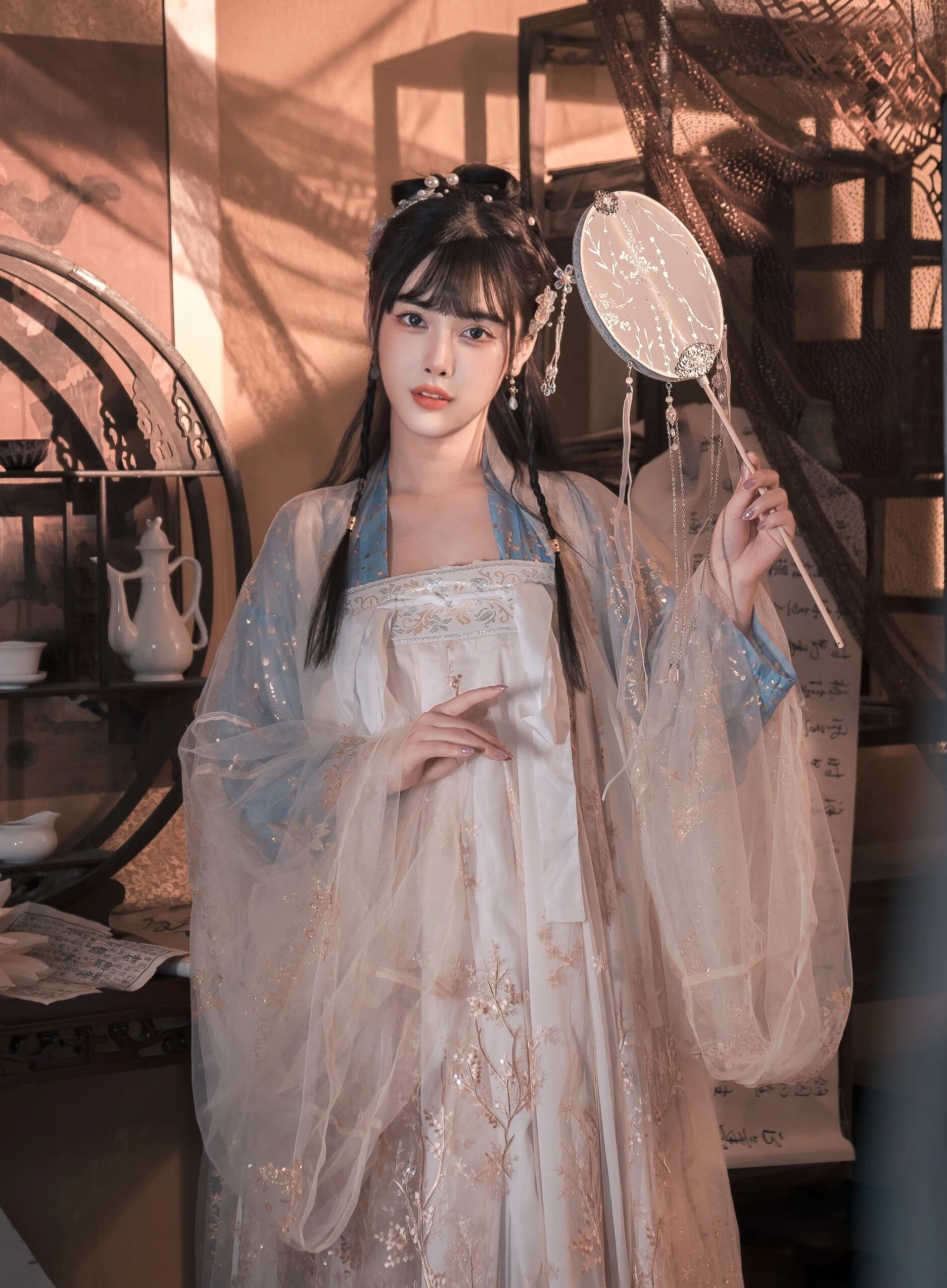 写真图集与古风视觉系列归档 汉服写真古风背景与暖色光线