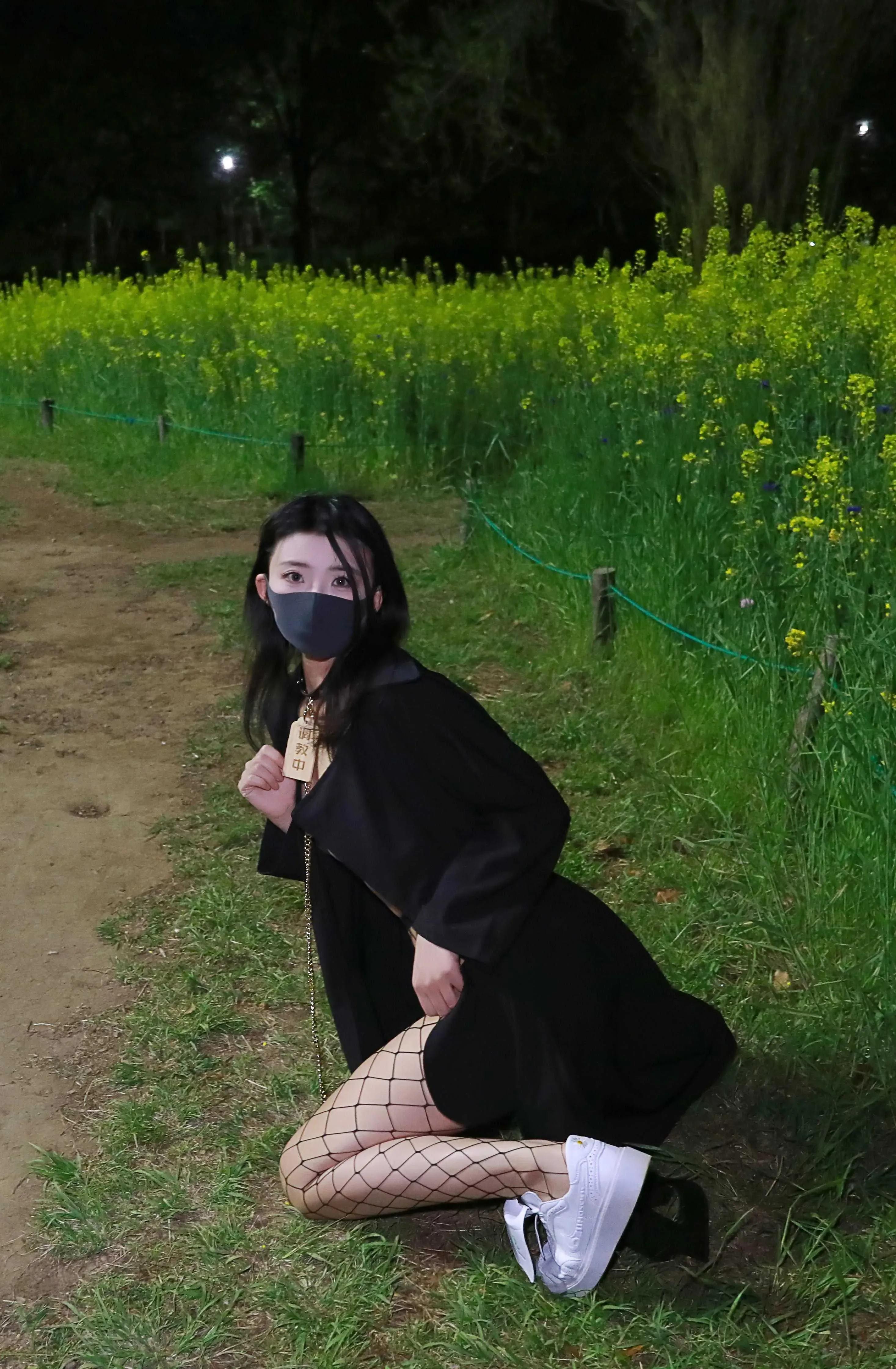 李佳写真作品归档与视觉系列整理 李佳夜间草地花丛黑色开衫与渔网袜运动鞋半跪造型写真
