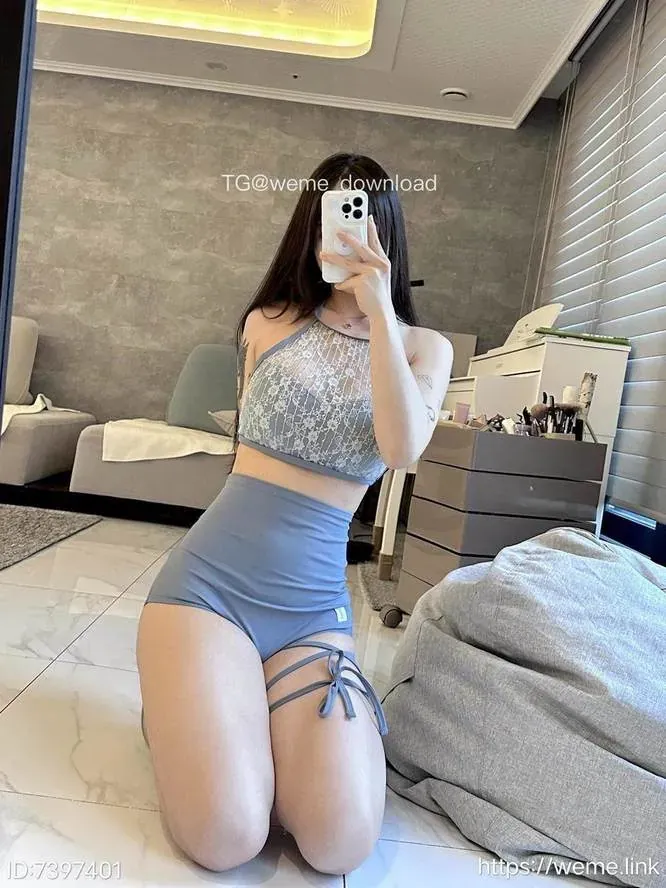 李梦琳写真作品归档与视觉系列整理 李梦琳室内跪姿雾霾蓝蕾丝短背心高腰平角裤大腿绑带写真