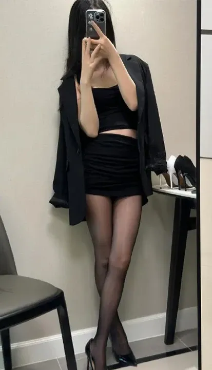 李妙子黑色廓形西装内搭抹胸短裙全身镜前站姿